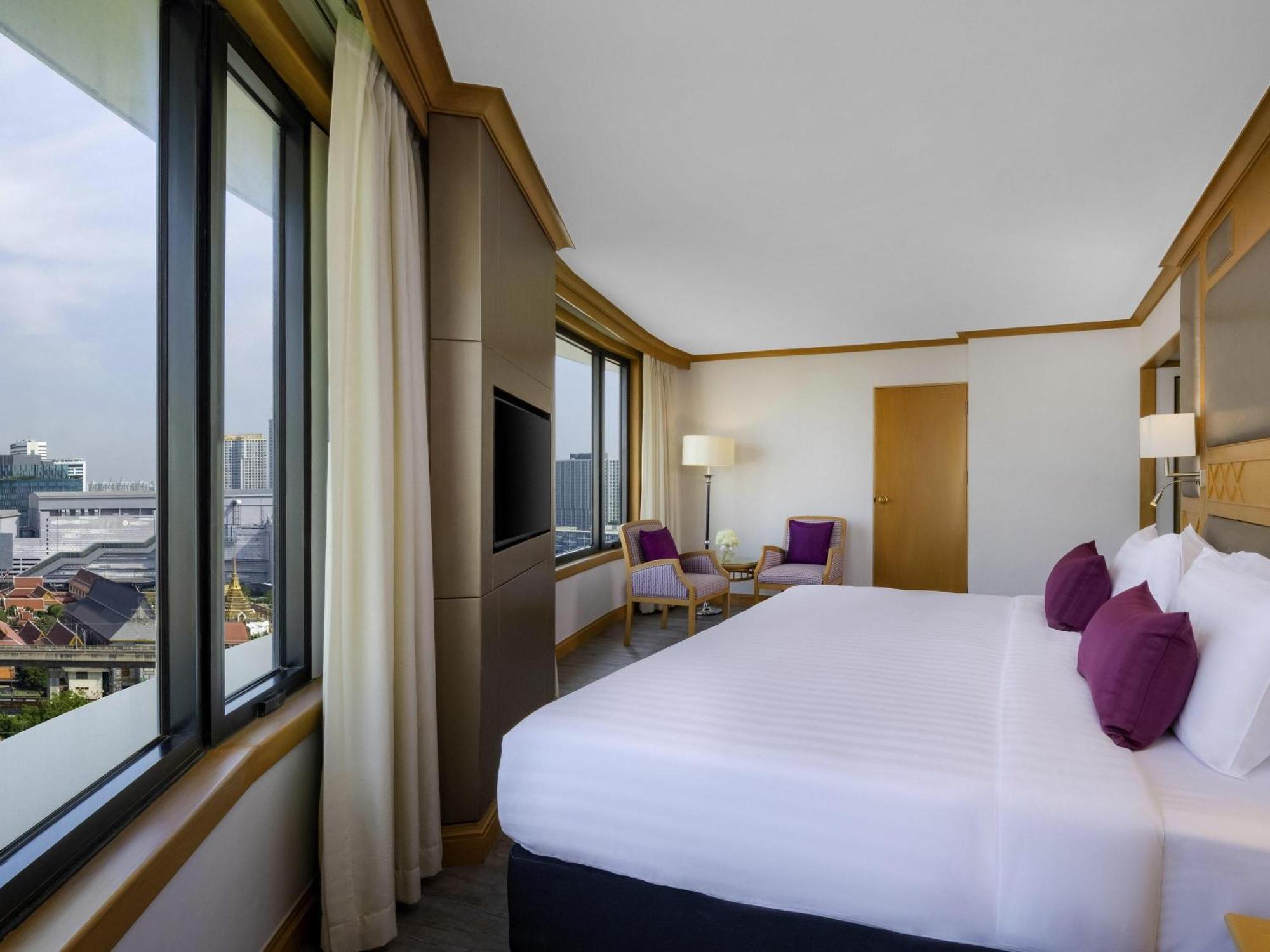 Corner Room with 1 King Bed - 20% off on Food & Beverages